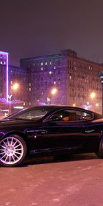 2004,Db9,Тачки (Cars),Огни,Город,Асфальт,Черный,Вид Сбоку,Астон Мартин (Aston Martin),Стиль,Дома,Машины