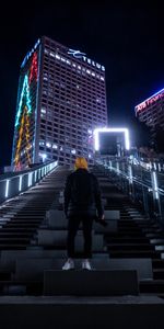 Edificio,Ciudad Nocturna,Humano,Persona,Oscuro,Ciudad De Noche,Solo,Capucha,Solitario