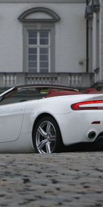 Астон Мартин (Aston Martin),2008,Vantage,Белый,V8,Здание,Тачки (Cars),Вид Сбоку,Стиль