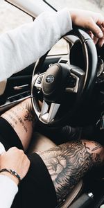 Gouvernail,Humain,Personne,Volant,Une Voiture,Voitures,Machine,Subaru,Salon,Tatouage