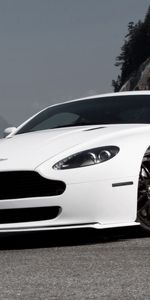 Белый,Vantage,2009,V8,Скалы,Астон Мартин (Aston Martin),Тачки (Cars),Стиль,Вид Спереди