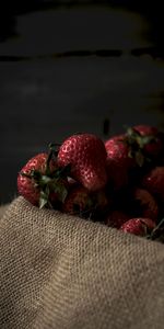 Food,Berries,Cloth,Ripe,Strawberry