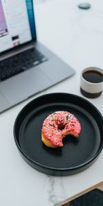 Bureau,Donut,Coupe,Beignet,Une Tasse,Nourriture,Café,Carnet,Ordinateur Portable