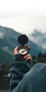 Hand,Miscellanea,Miscellaneous,Journey,Focus,Compass