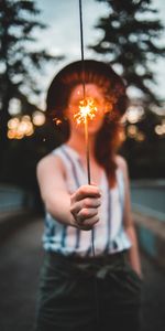 Hand,Miscellanea,Miscellaneous,Sparkler,Glare,Girl