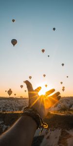 Hand,Mountains,Miscellanea,Sun,Dawn,Miscellaneous,Balloons