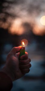 Hand,Sparks,Miscellanea,Miscellaneous,Lighter,Fire