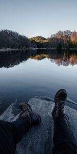 Lago,Reflexión,Miscelánea,Piernas,Misceláneo,Botas,Calzado