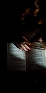 Miscellanea,Miscellaneous,Hand,Book,Dark,Reading,Girl