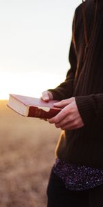 Miscellanea,Miscellaneous,Human,Person,Sunlight,Field,Book