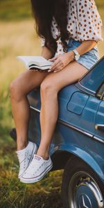 Une Voiture,Chaussures,Baskets,Machine,Fille,Divers,En Train De Lire,Lecture,Livre