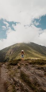 Montañas,Nubes,Miscelánea,Misceláneo,Turista,Viajero,Niña,Muchacha