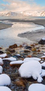 Naturaleza,Montañas,Nieve,Piedra,Una Roca,Arroyo,Cala