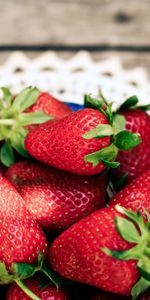 Plate,Napkin,Strawberry,Berries,Food