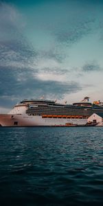 Un Bateau De Croisière,Paquebot,Eau,Divers,Mer,Bateau