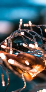 Shine,Light,Miscellanea,Miscellaneous,Blur,Smooth,Hands,Garland,Light Bulbs