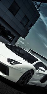 Aventador,Тачки (Cars),Белый,Ламборгини,Разметка,Небо,Вид Сбоку,Облака,Окна,Дорога,Ламборджини (Lamborghini),Здание