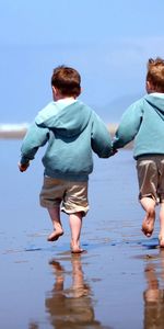 Cielo,Arena,Horizonte,Orilla,Banco,Costa,Miscelánea,Océano,Paseo,Navegar,Surfear,Muchachos,Pantalones Cortos,Shorts,Tacones,Talón,Mar,Niños,Reflexión,Misceláneo,Oceano,Hermanos