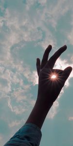 Sky,Sun,Hand,Miscellanea,Miscellaneous,Sunlight,Gesture,Fingers,Sun Rays