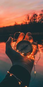 Sunset,Shine,Light,Miscellanea,Miscellaneous,Hands,Compass